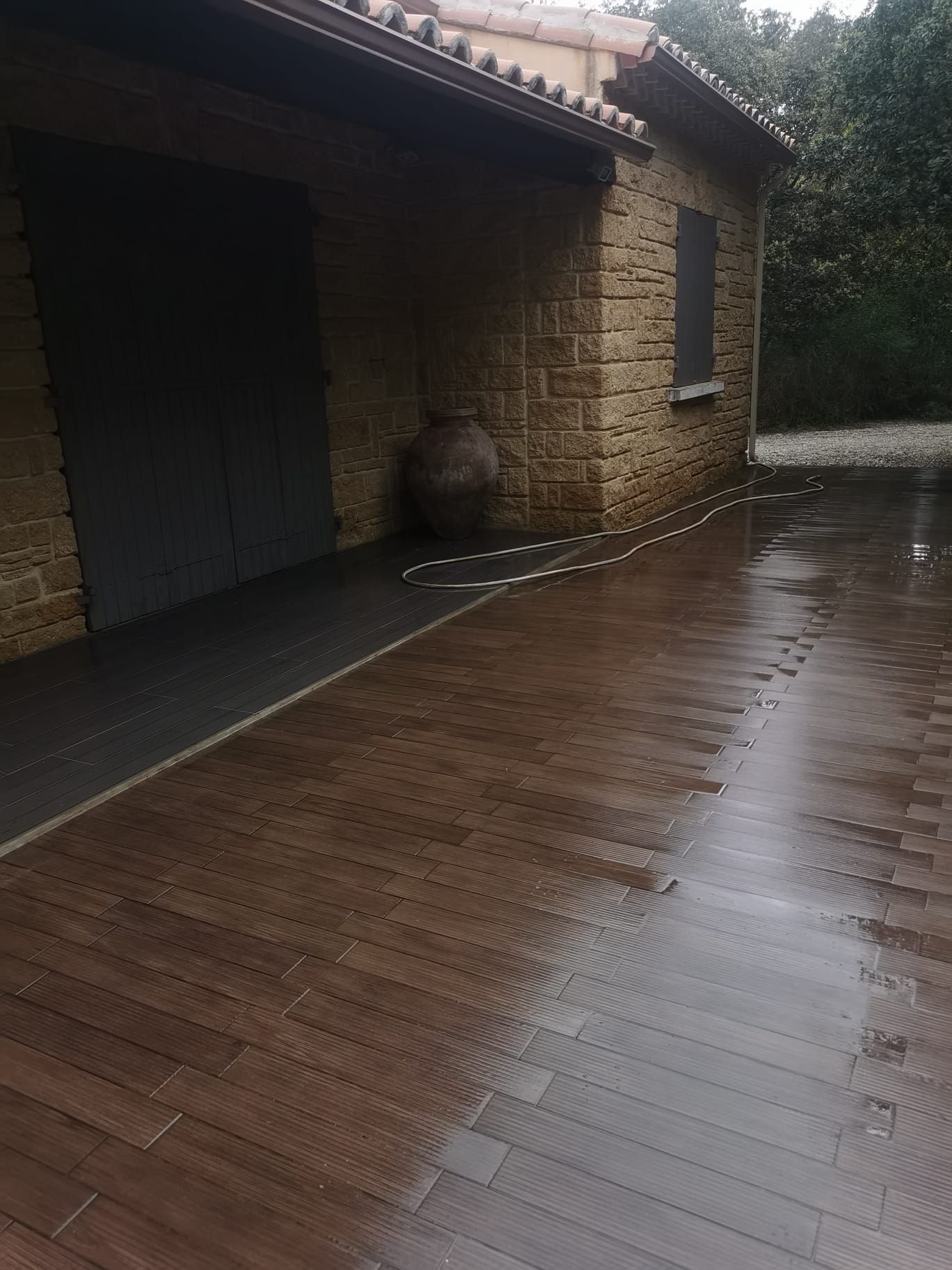 Terrasse bois et débord de toit