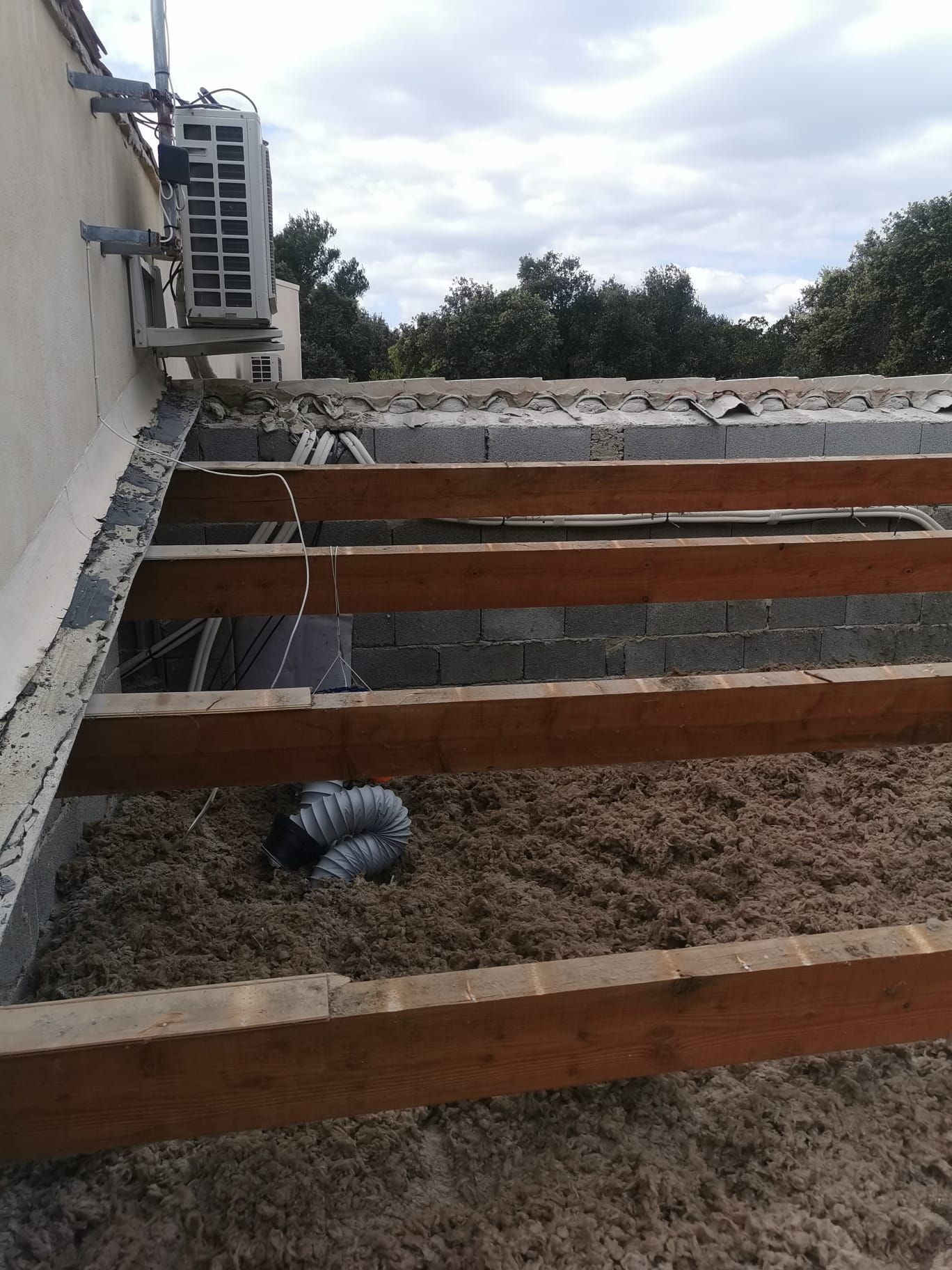 Toiture mise à nue avec isolation soufflée