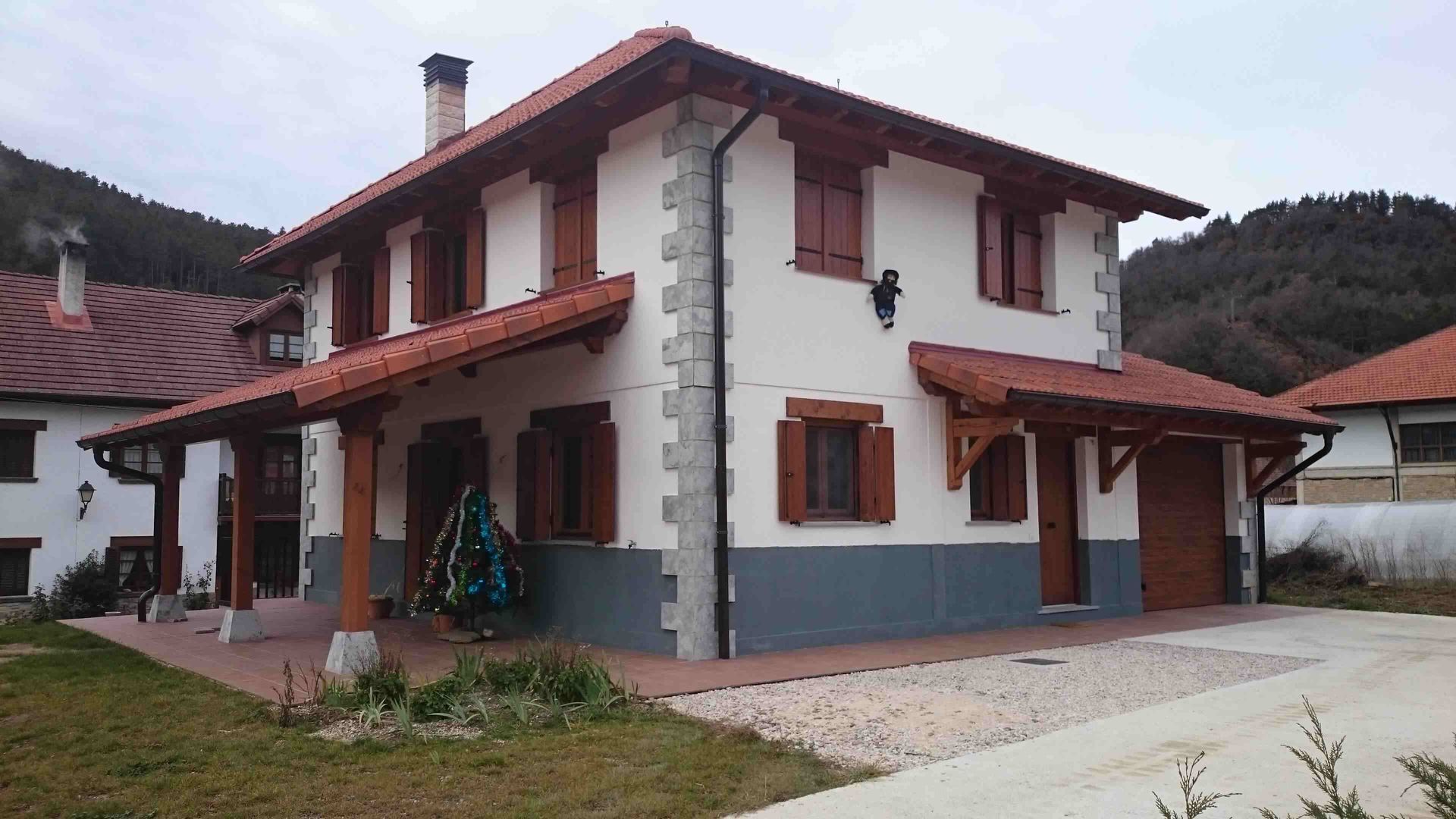 Una gran casa blanca con techo de tejas rojas