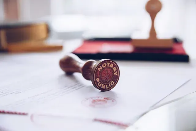 Un sello notarial está encima de un trozo de papel sobre una mesa.