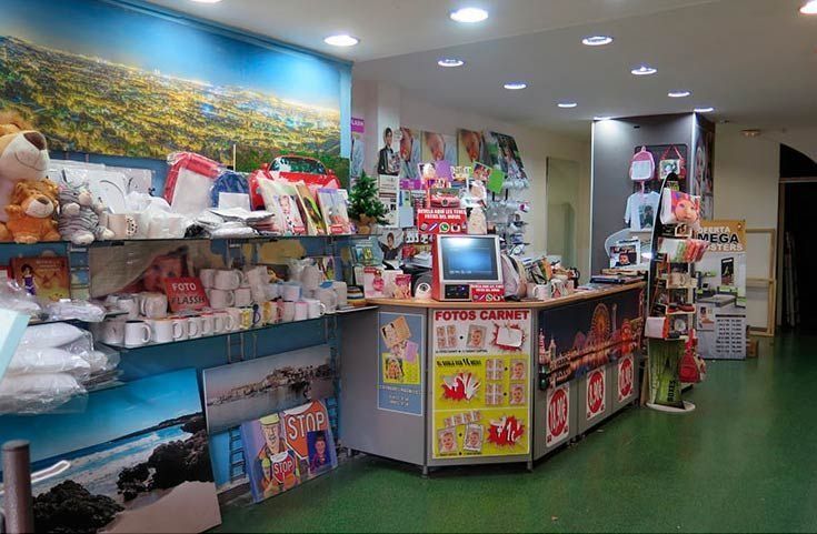 Una tienda llena de muchos animales de peluche y una computadora.