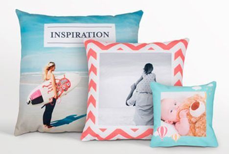 Tres almohadas están una al lado de la otra y una de ellas dice inspiración.