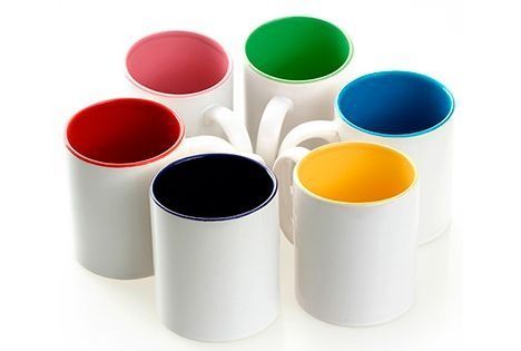 Un grupo de tazas de café con diferentes colores en el interior.