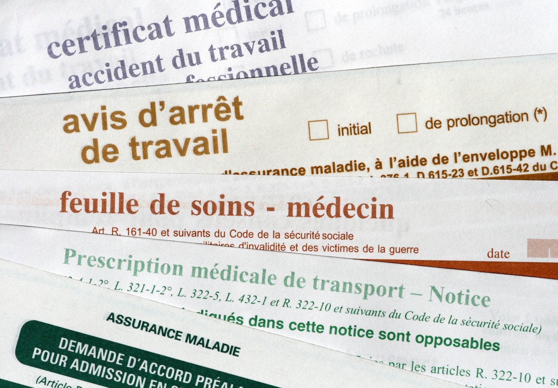 Documents médicaux en français, notamment un avis d'arrêt de travail et un formulaire de demande de remboursement de frais médicaux.