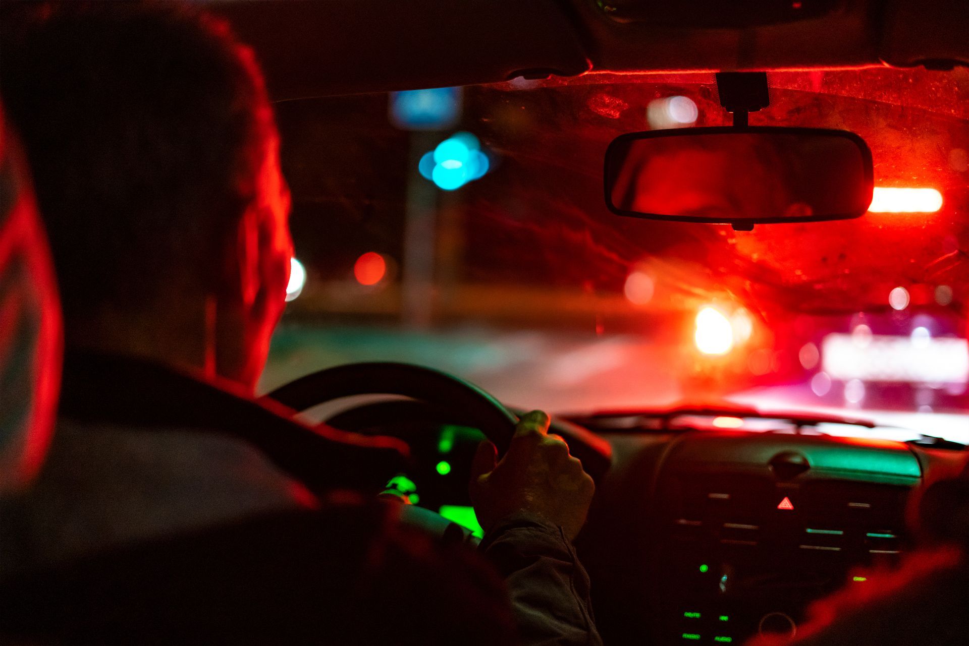 Une personne conduit une voiture de nuit.