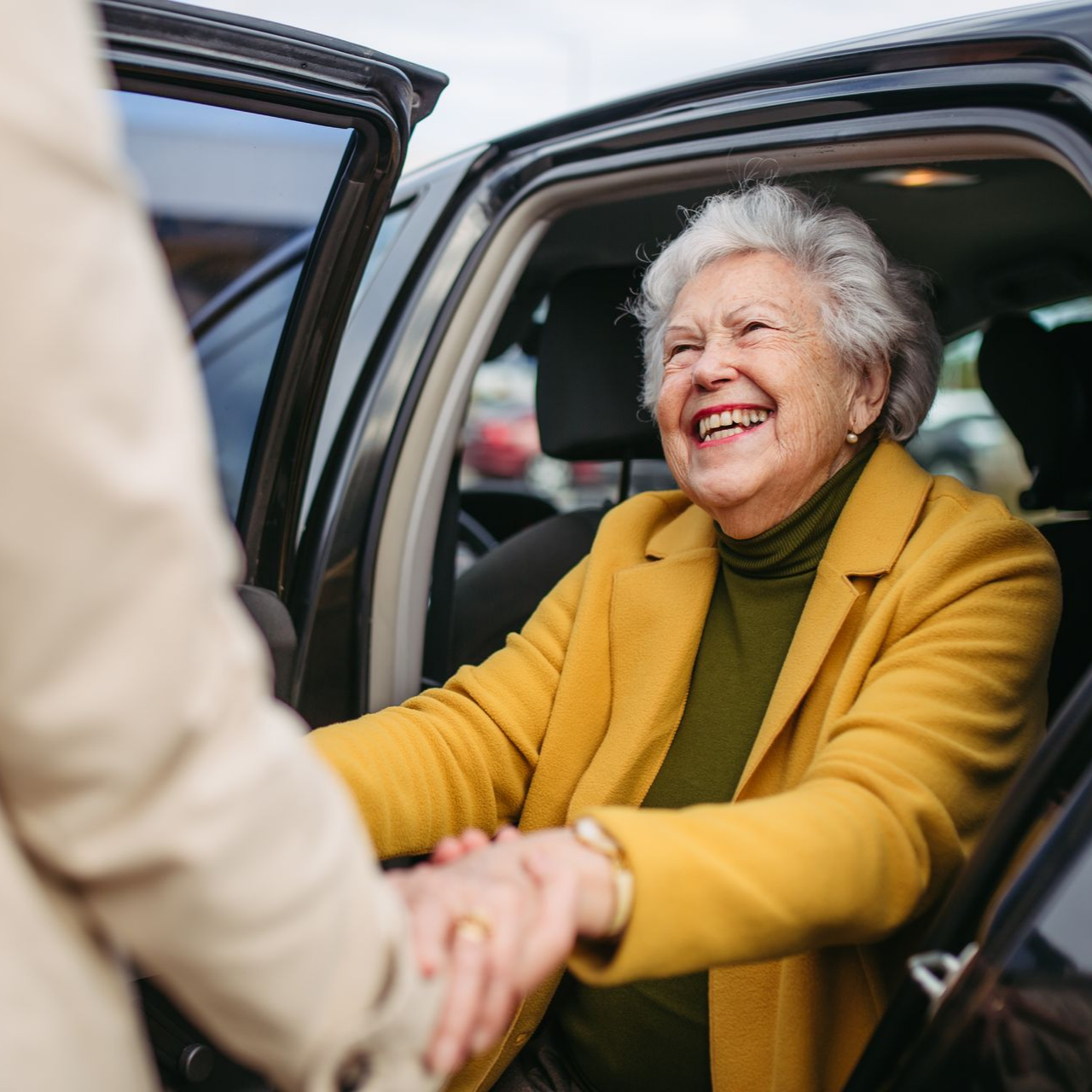 Une femme âgée sort d'un taxi.