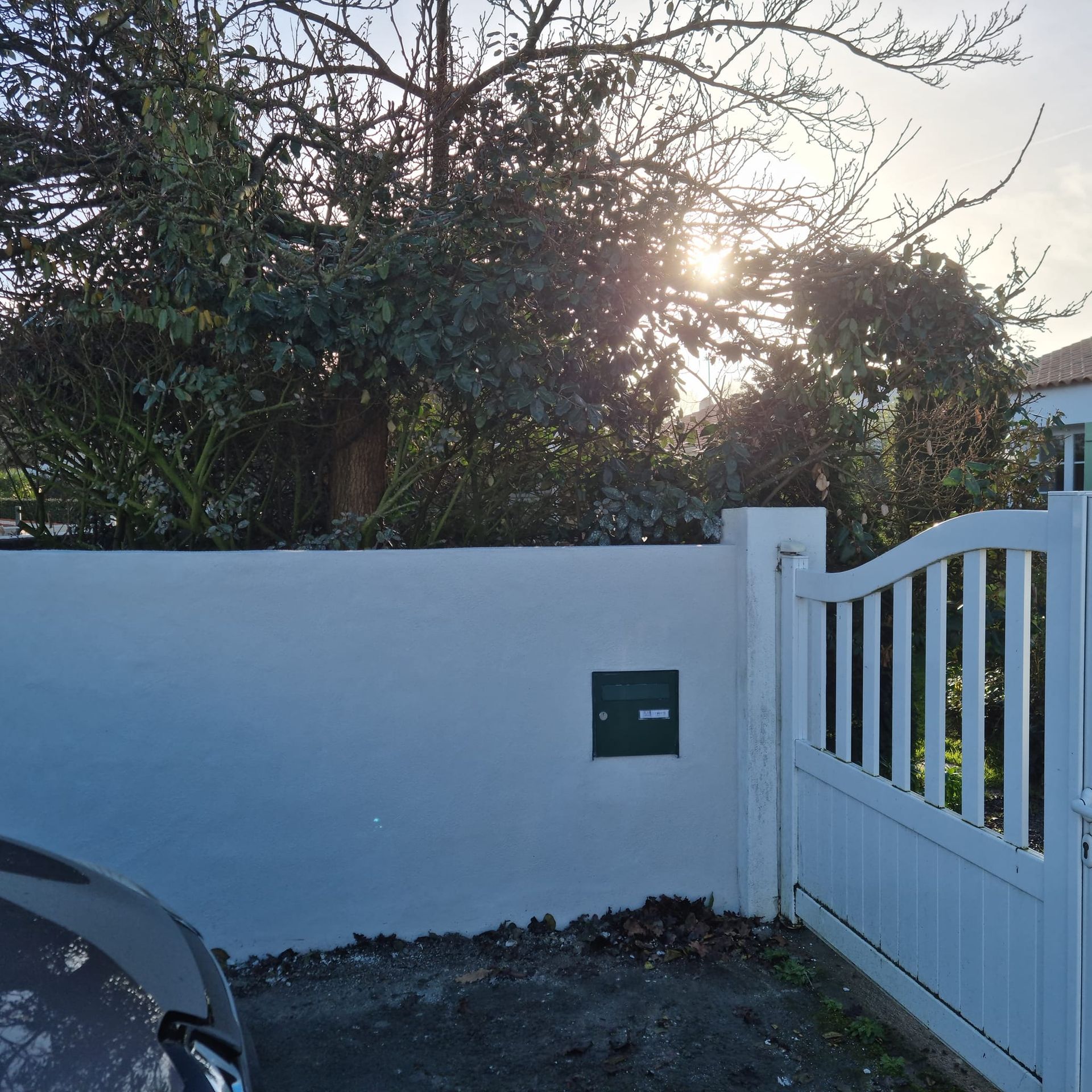 Un mur et un portail blanc