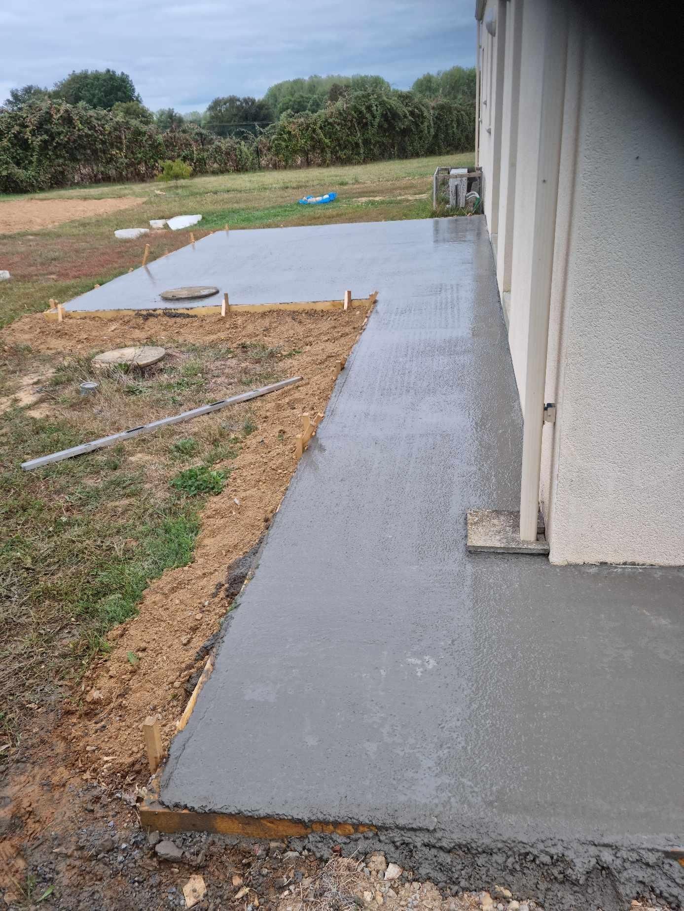 Coulage d'un chemin d'accès et d'une terrasse autour d'une maison