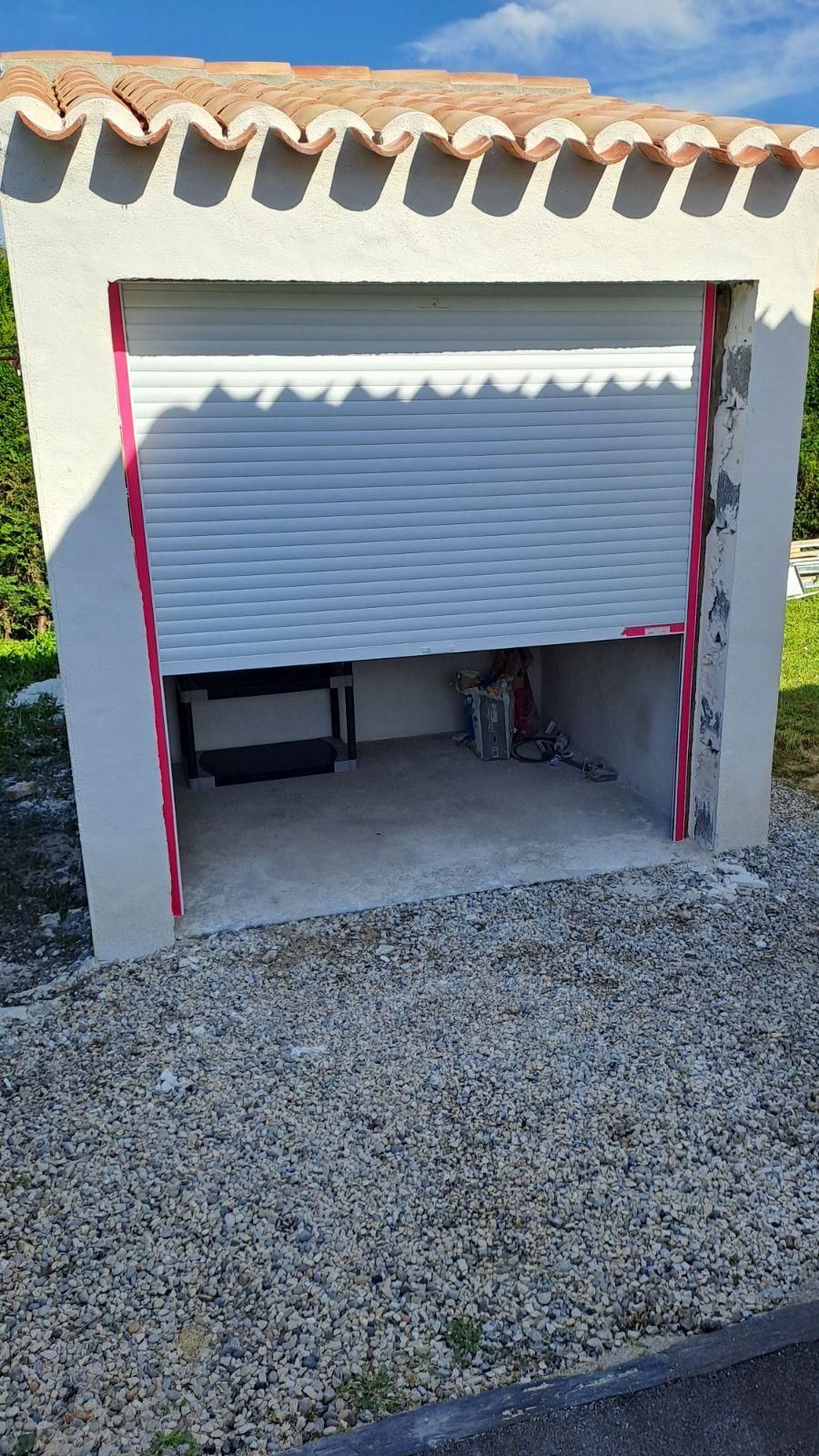 Un garage avec une porte blanche
