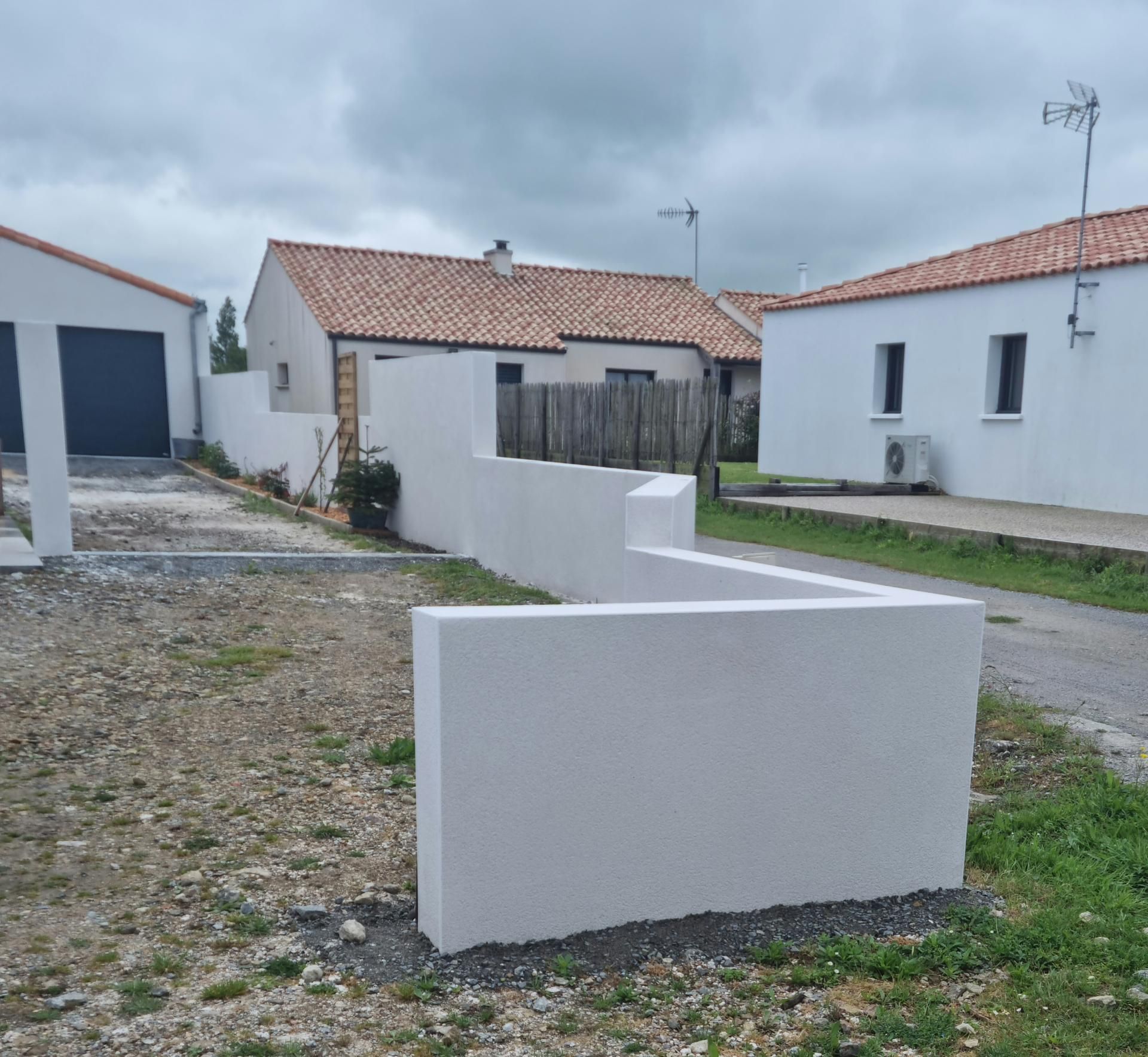 Un mur de séparation entre deux jardins