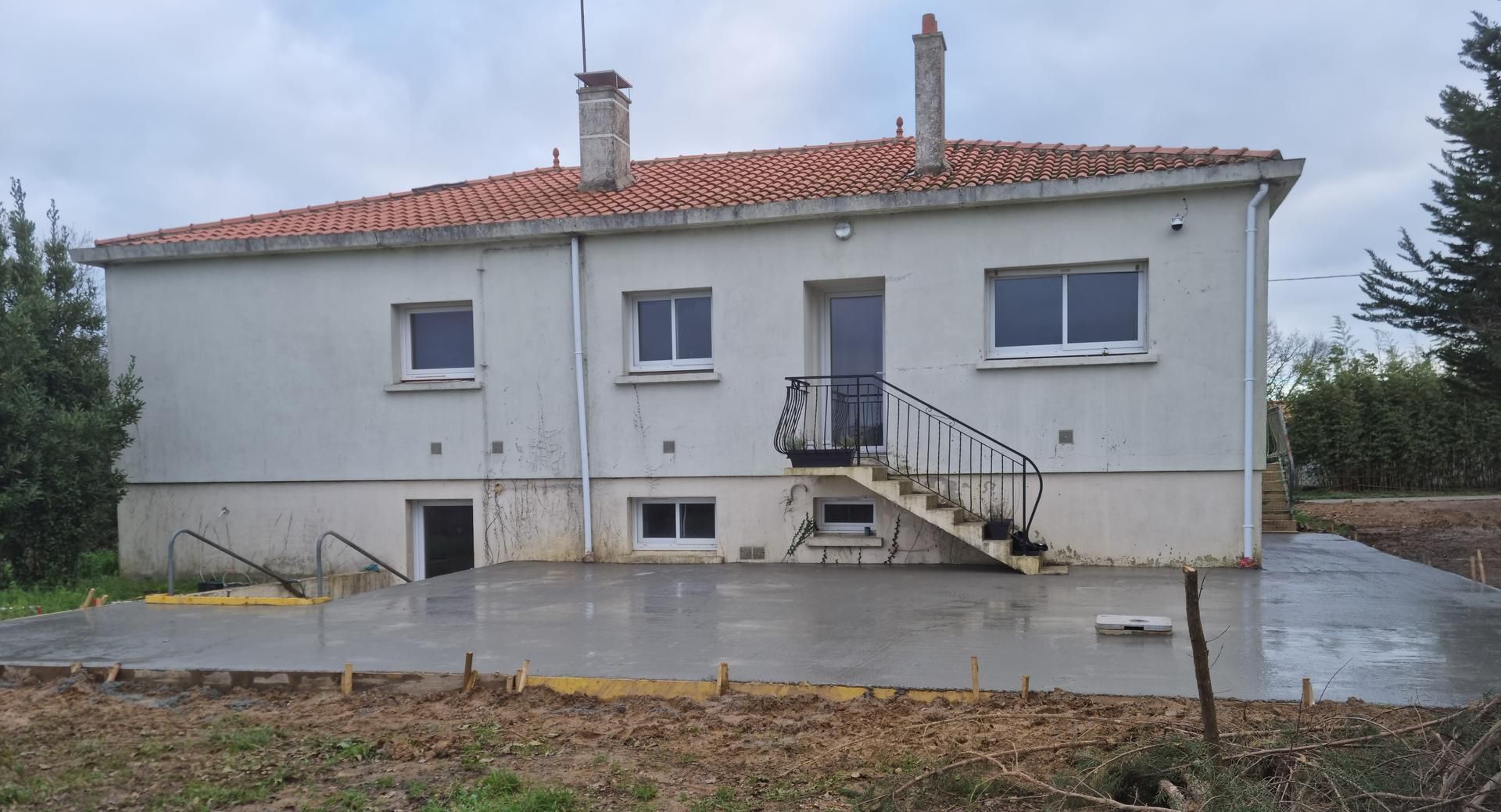Une terrasse devant une grande maison