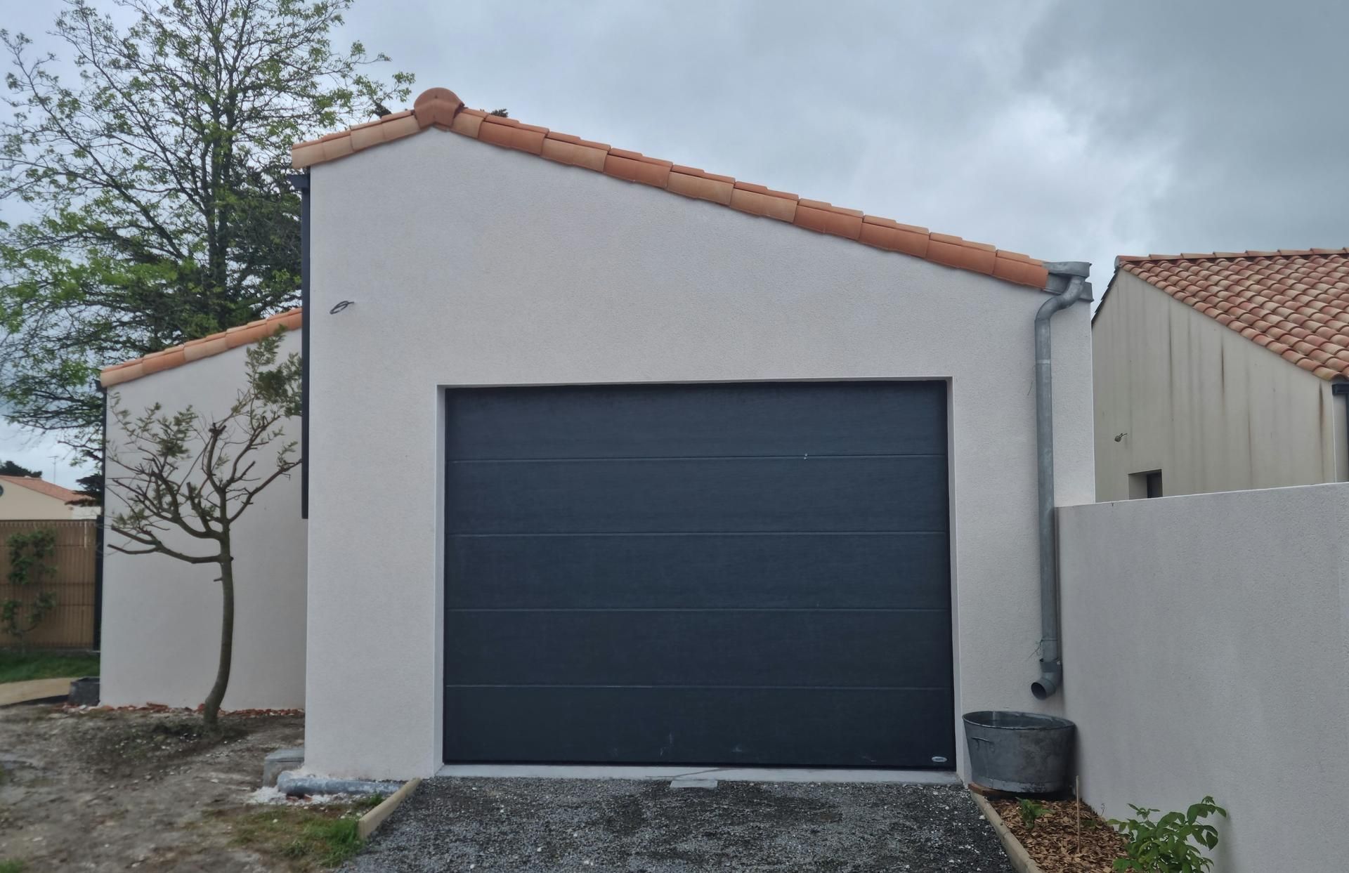 Un garage avec une porte grise