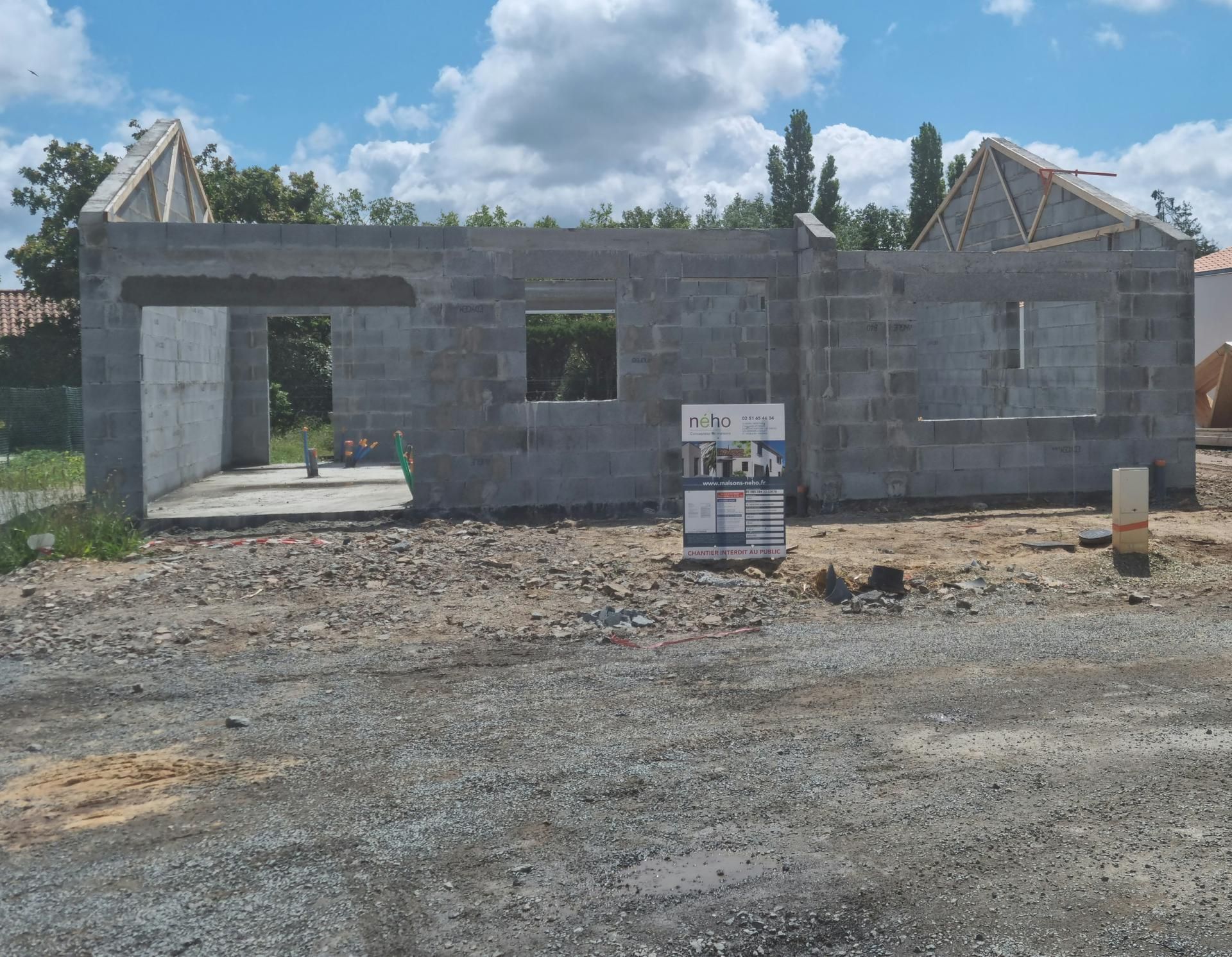 Construction d'une maison en zone résidentielle