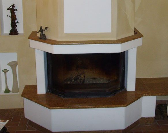 Cheminée octogonale ornée de détails blancs et bruns. Intérieur.