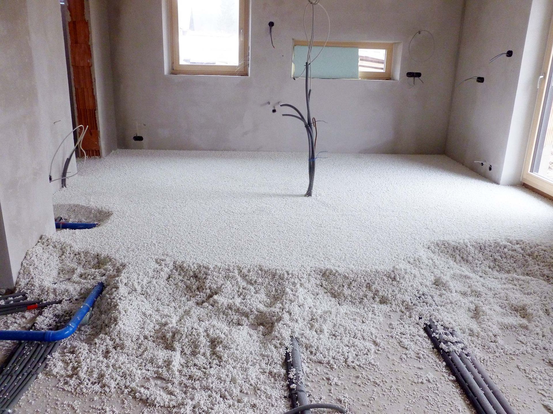 Ein Raum mit vielen elektrischen Leitungen auf dem Boden