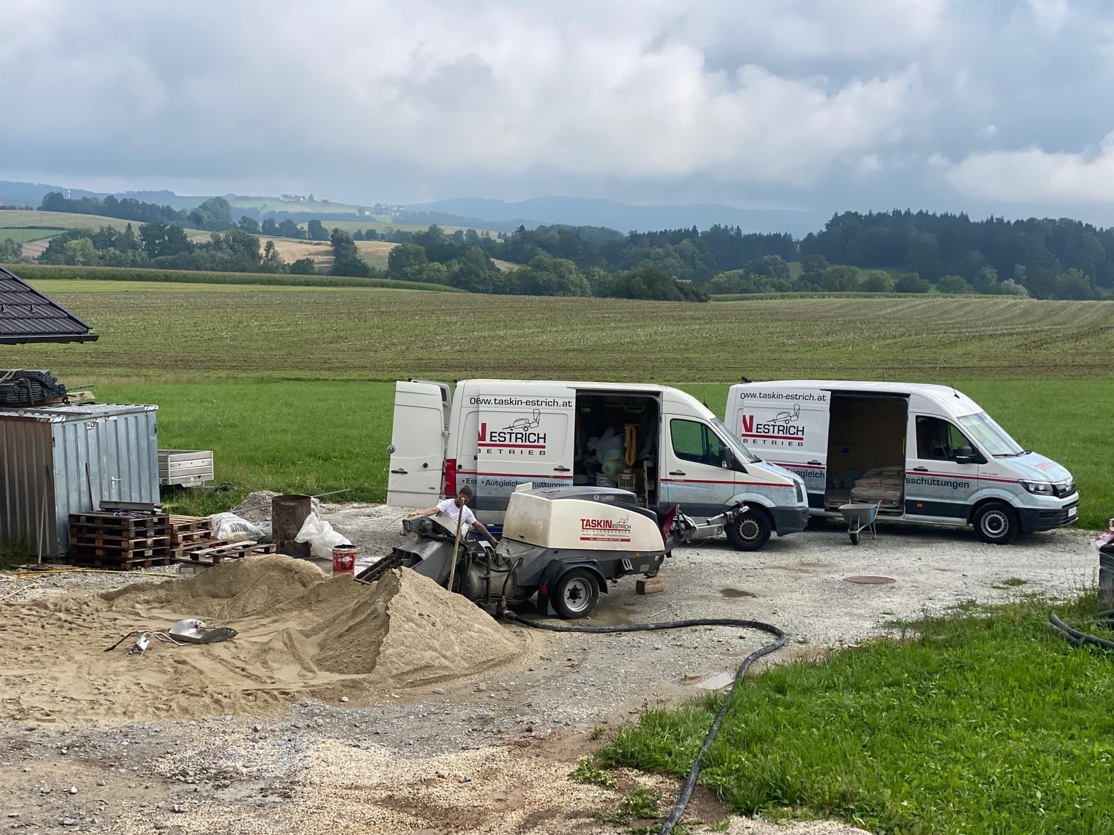 Zwei Lieferwagen stehen nebeneinander auf einem Feld.