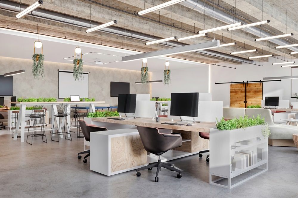 Ein großes, offenes Büro mit vielen Schreibtischen und Stühlen.