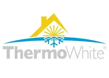 Logo von ThermoWhite mit einem gelben Hausdach über einem Sonnenstrahl, einer blauen Kurve und einem Schneeflockendesign.