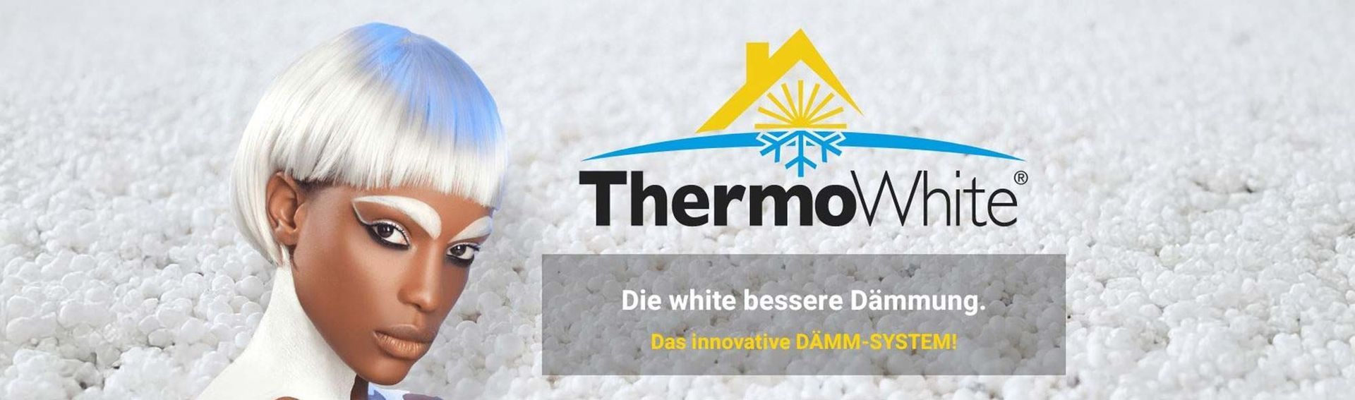 Eine Frau mit weißen Haaren steht vor einem Schild mit der Aufschrift „Thermoweiß“