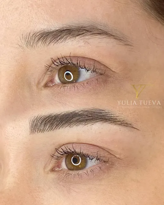 Primer plano de una ceja y un ojo antes y después, mostrando el perfilado de las cejas y el realce de las pestañas.