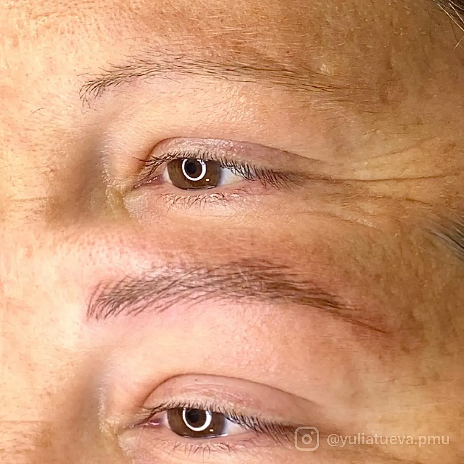 Primer plano de dos ojos y cejas en un rostro; un ojo está abierto y el otro parcialmente cerrado.