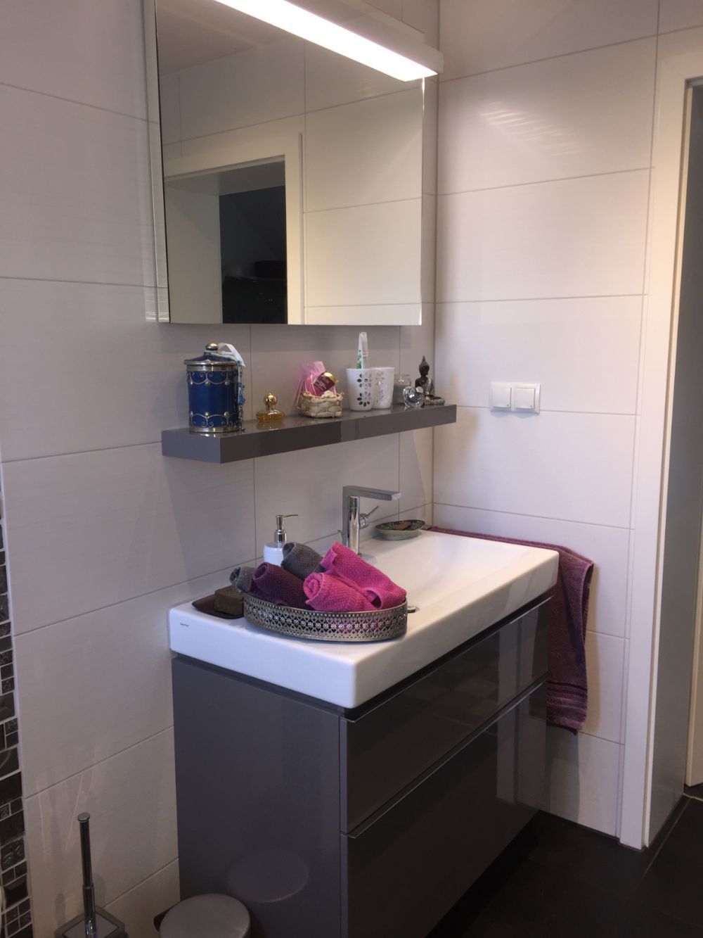 Waschbecken und Spiegel