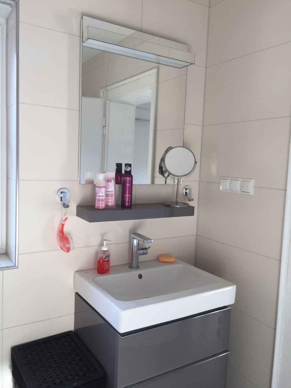 Waschbecken und Spiegel