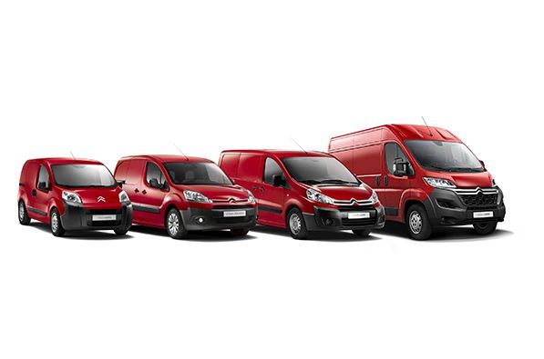 Quatre fourgonnettes utilitaires Citroën rouges de tailles croissantes, disposées en rang sur un fond blanc uni.