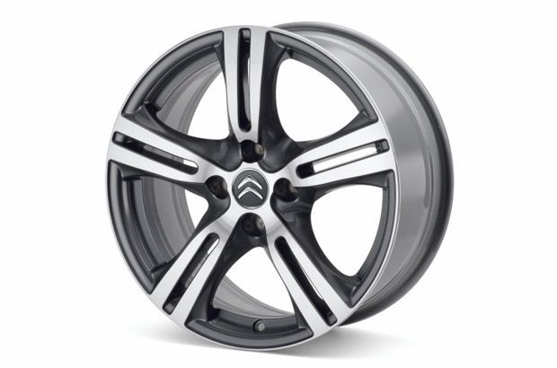 Jante en alliage Citroën à cinq branches avec une finition métallisée bicolore argent et gris foncé.
