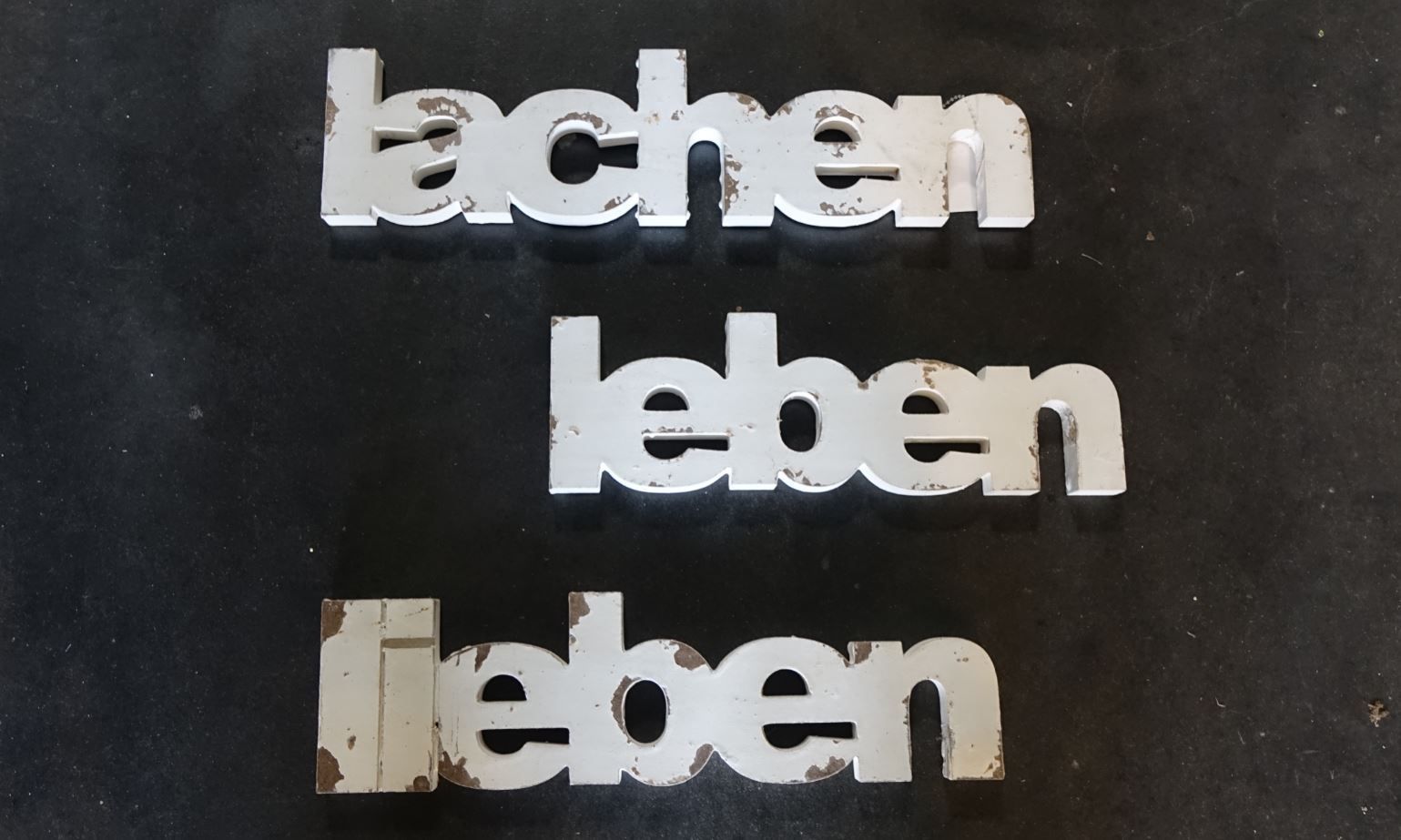 verschiedene Kerzen und eine Laterne
