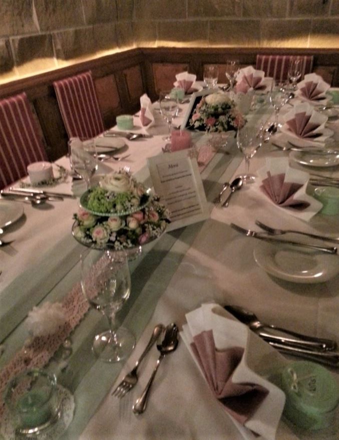 gedeckter Tisch mit Dekoration