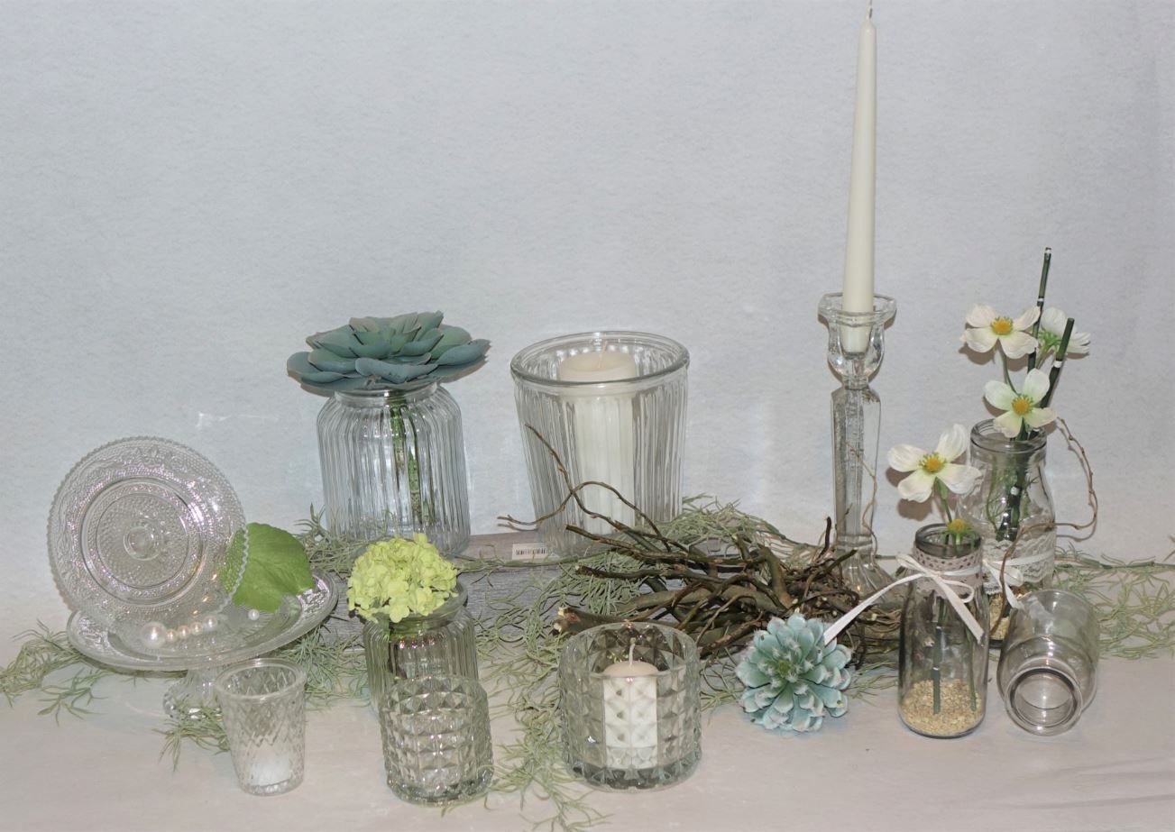 Glasbehälter mit Kerzen