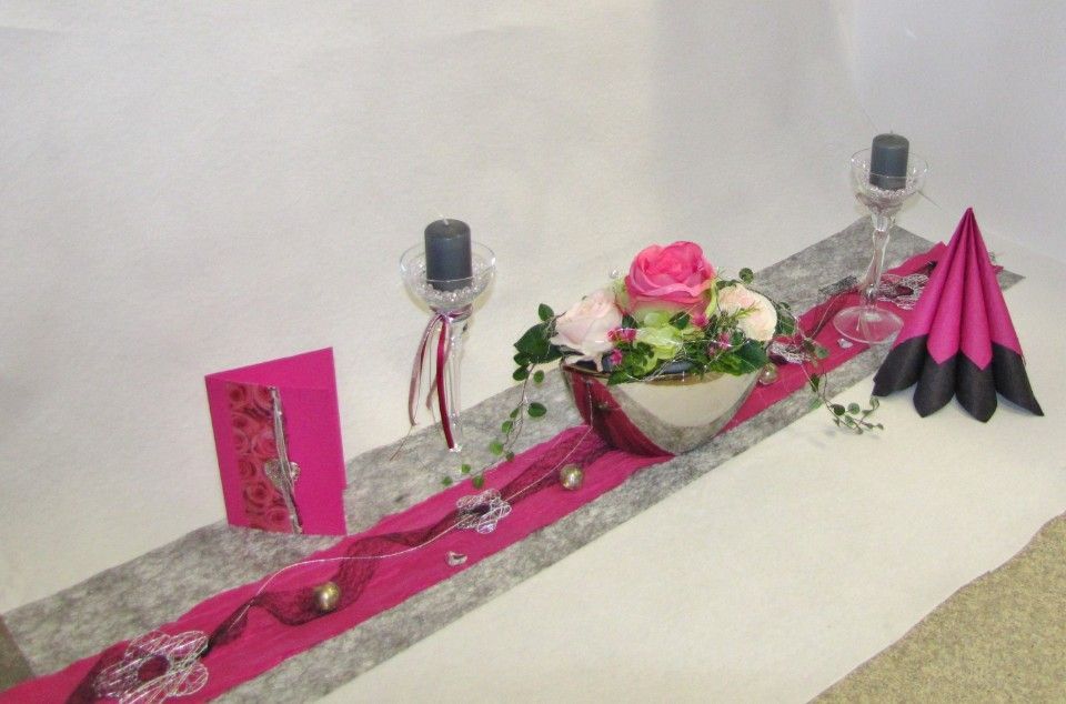 pinke Dekoartikel auf einem Tisch