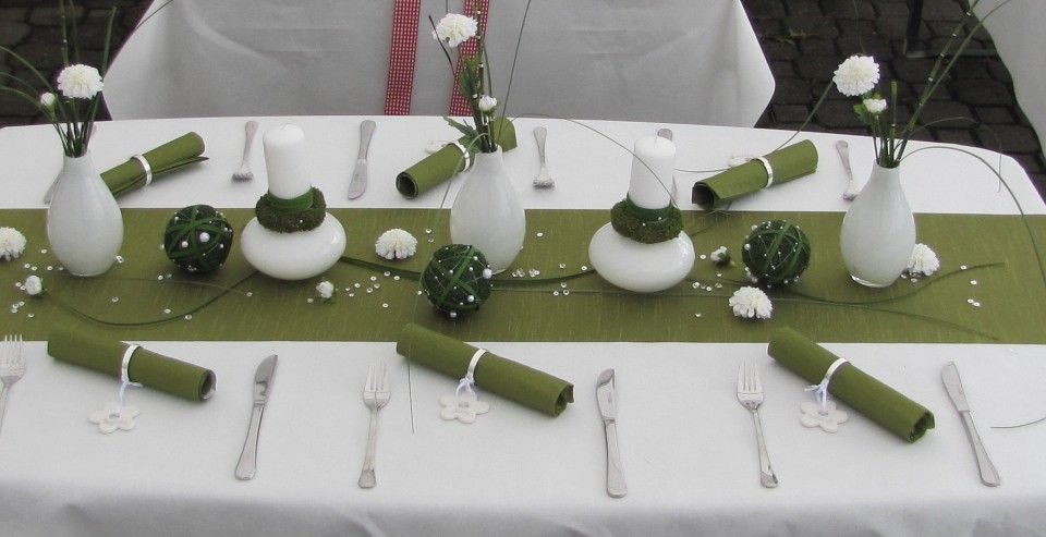 dunkelgrüne Deko auf einem Tisch