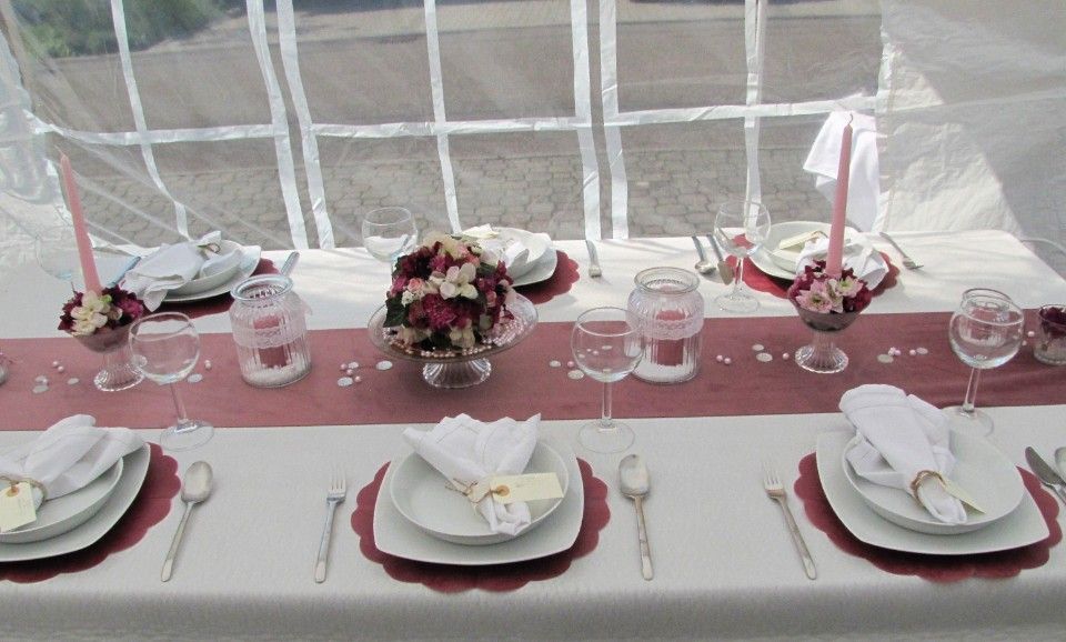 gedeckter Tisch mit farbiger Deko