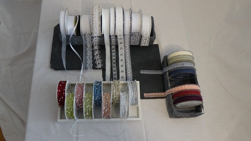 Dekorationsbänder auf einem Tisch