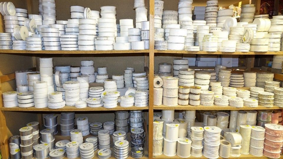 weiße und helle Dekorationsbänder