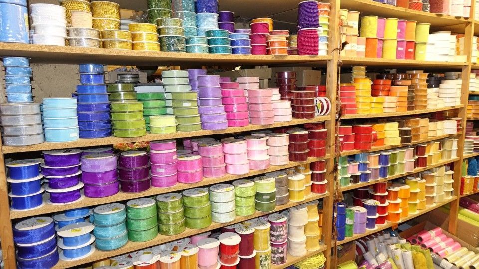 Regal voller Dekorationsbänder