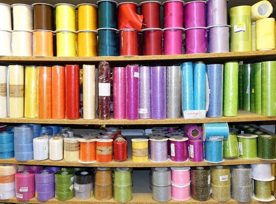 : Blick auf bunte Dekorationsbänder