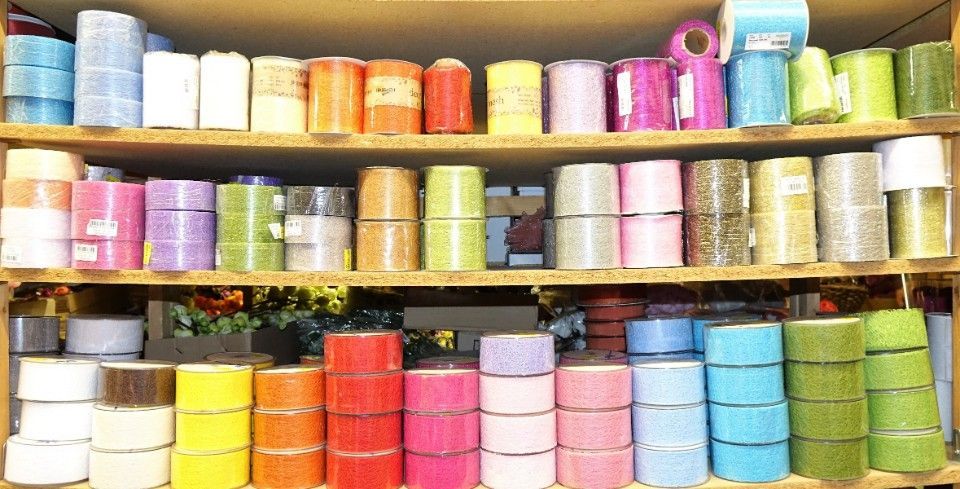 viele Farben an Dekorationsbändern