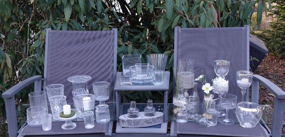 Gläser auf Stühlen