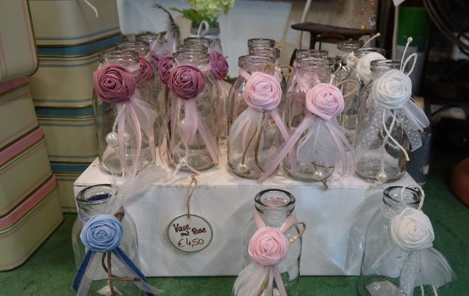 Gläser auf Stühlen