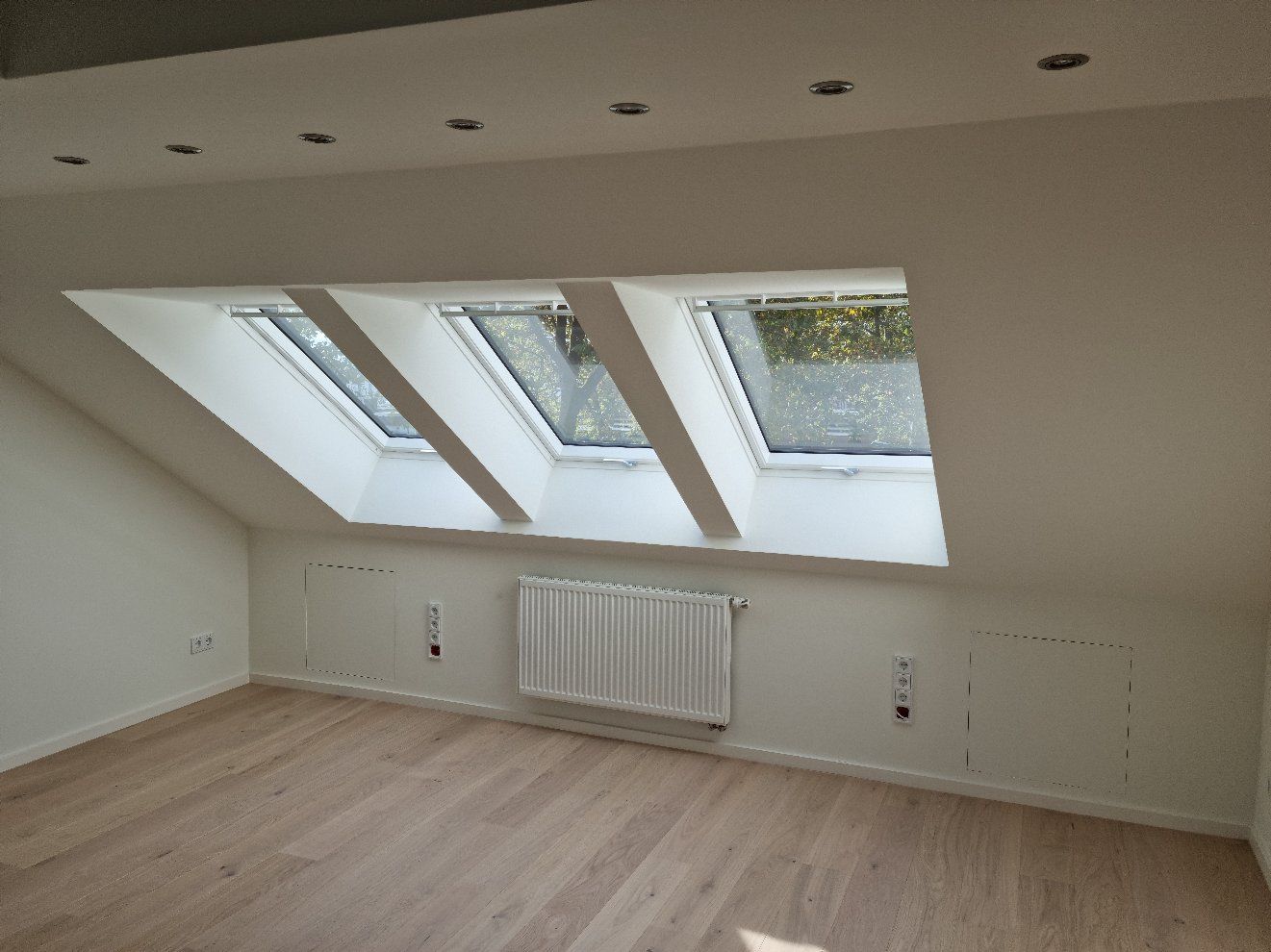 Architekten arbeiten an Bauplänen, Schreibtisch mit Werkzeugen und Plänen.