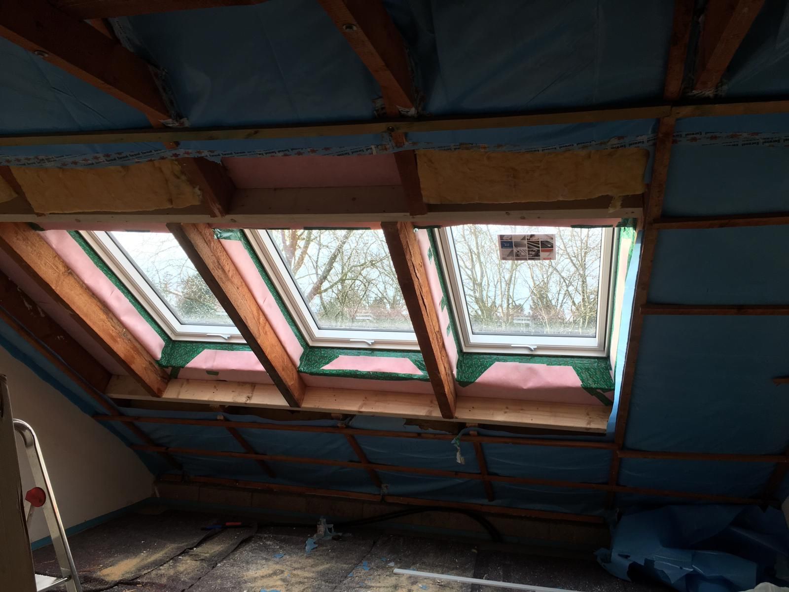 Umriss eines Hauses, der in eine sonnige Außenszene eingeblendet ist und die Rahmenkonstruktion sichtbar macht.