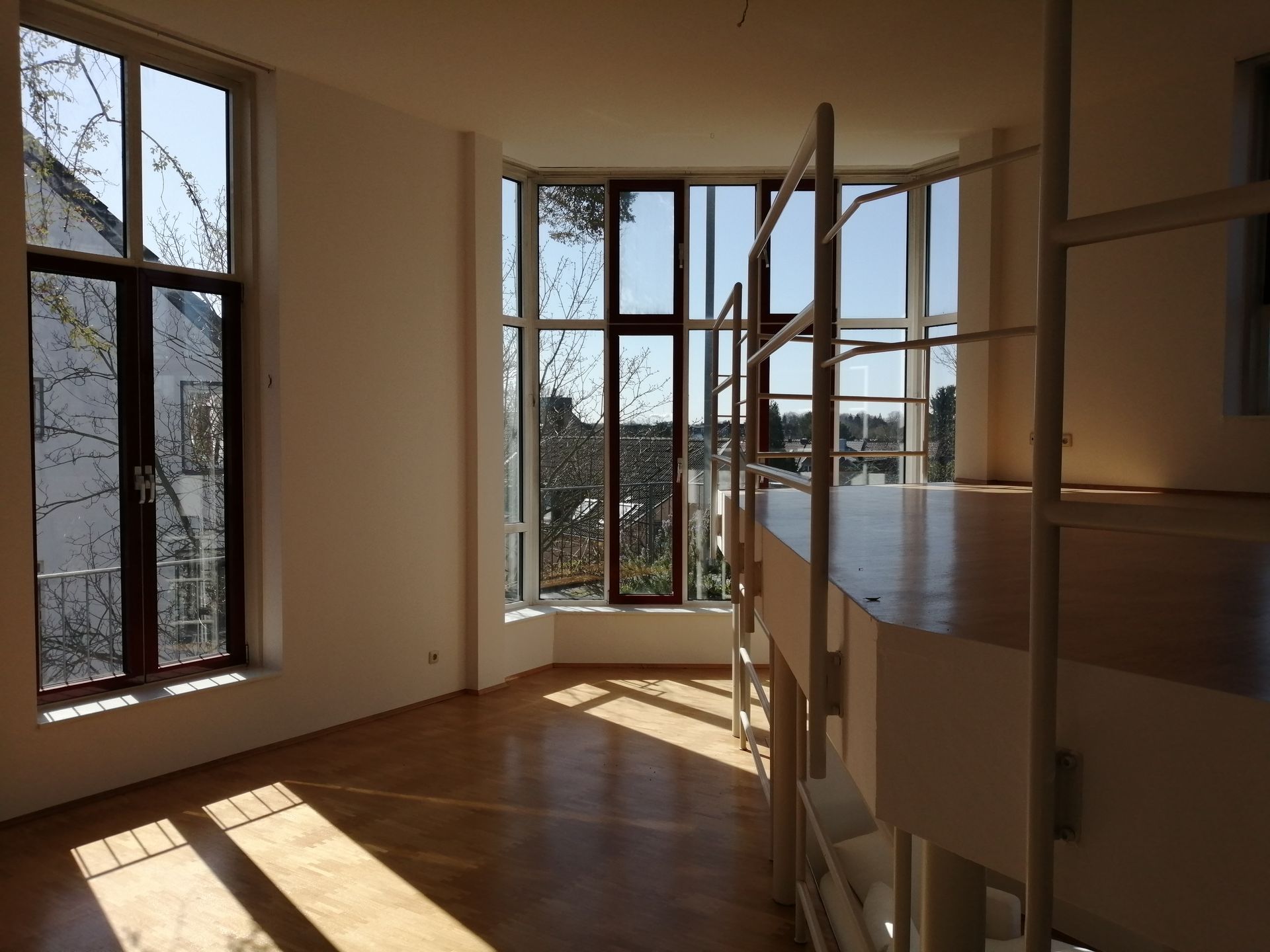 Hände reichen Schlüssel in einem hellen Wohnzimmer weiter; verschwommener Hintergrund mit Möbeln und Pflanzen.