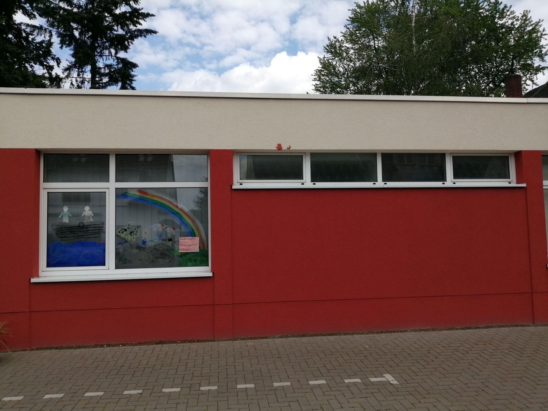 Ein Bauarbeiter verlegt Ziegelsteine ​​mit Mörtel und verwendet dazu eine Kelle und eine Richtschnur.