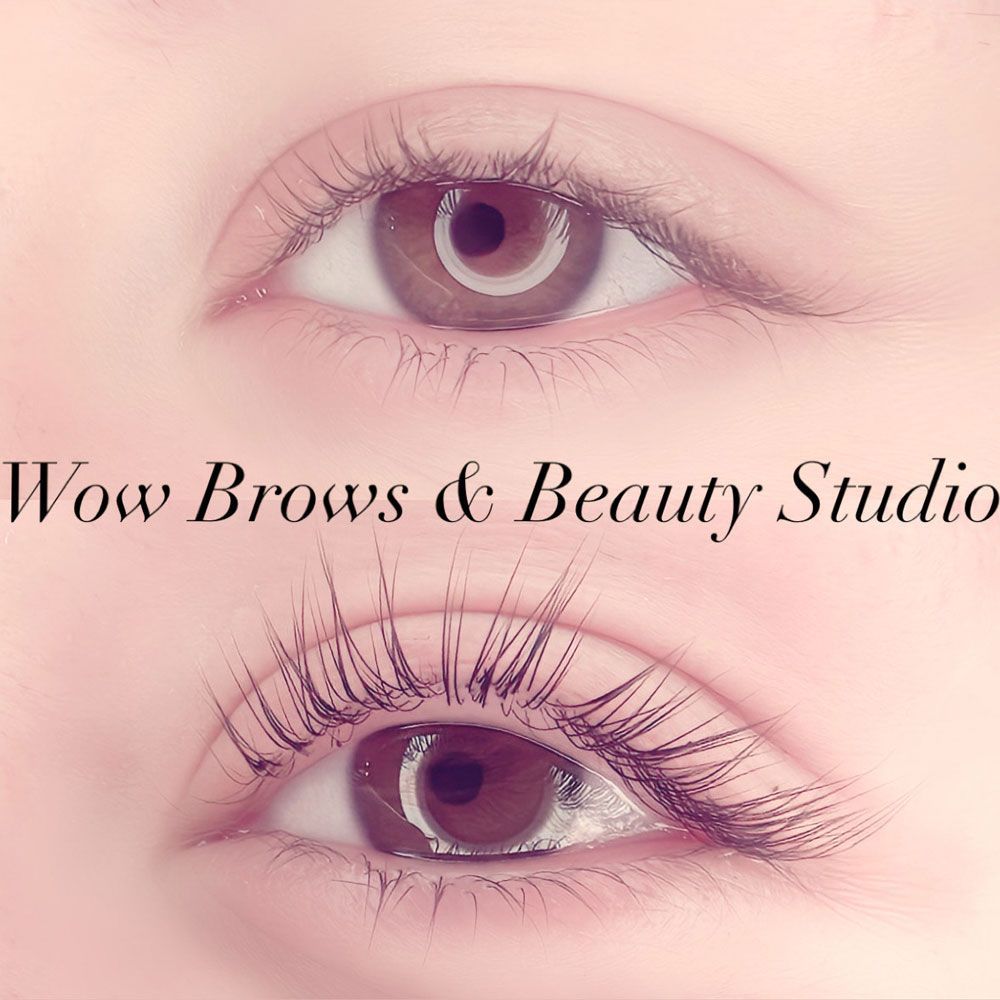 Vergleich zweier Augen: eines mit natürlichen Wimpern, das andere mit längeren Wimpern. Text: Wow Brows & Beauty Studio.