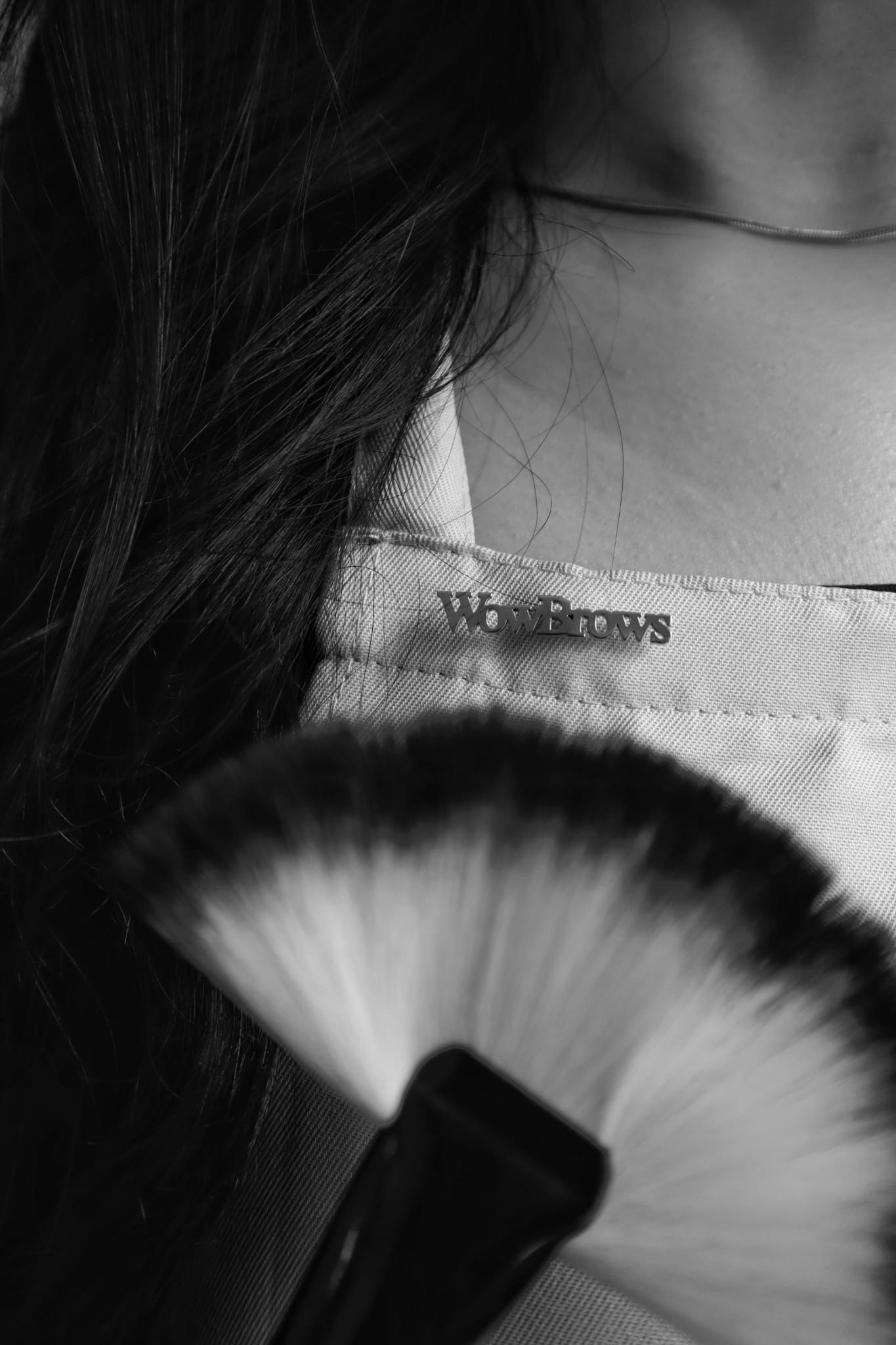 Schminkpinsel in der Nähe des Halses; auf dem Hemdkragen steht „White House“.