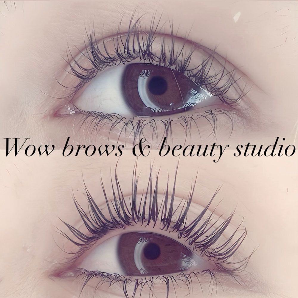 Zwei Nahaufnahmen von Augen mit langen, geschwungenen Wimpern; Studioname „Wow Brows & Beauty Studio“
