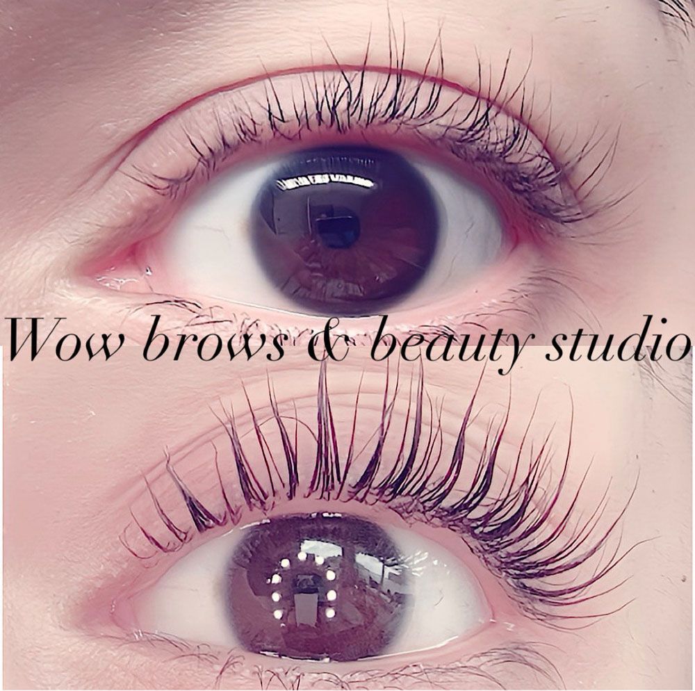 Augen mit dunklen Wimpern und Spiegelungen, der Text "Wow brows & beauty studio" wird angezeigt.